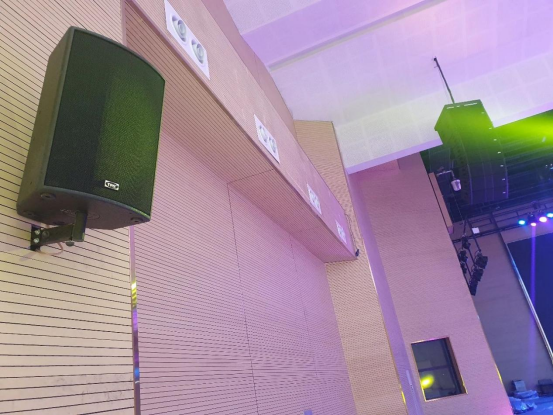 GL-208 dual 8-inch line array e emeng Aksu Education College, e fana ka litlamorao tsa boleng bo holimo tsa ho matlafatsa molumo.