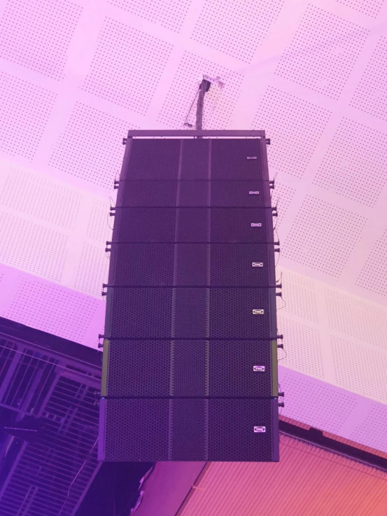 GL-208 dual 8-tommer line array stationeret i Aksu Education College, der giver højkvalitets lydforstærkende effekter