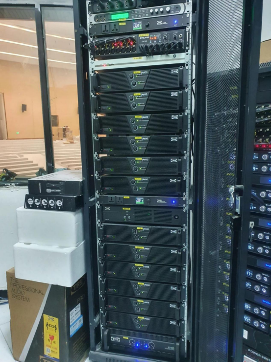 GL-208 dual 8-inch line array e emeng Aksu Education College, e fana ka litlamorao tsa boleng bo holimo tsa ho matlafatsa molumo.